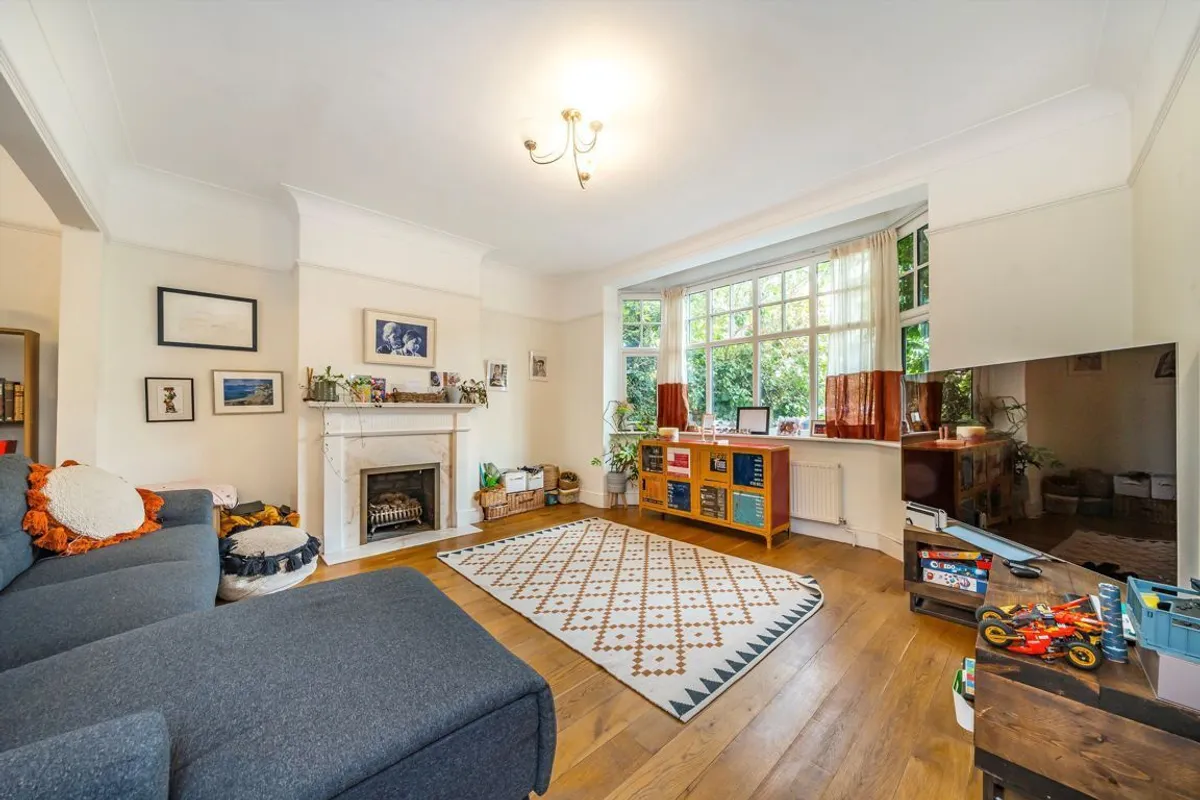 House Tennyson Avenue in Greater London