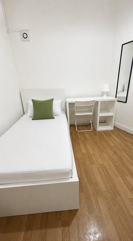 Room Carlton Road in Greater London