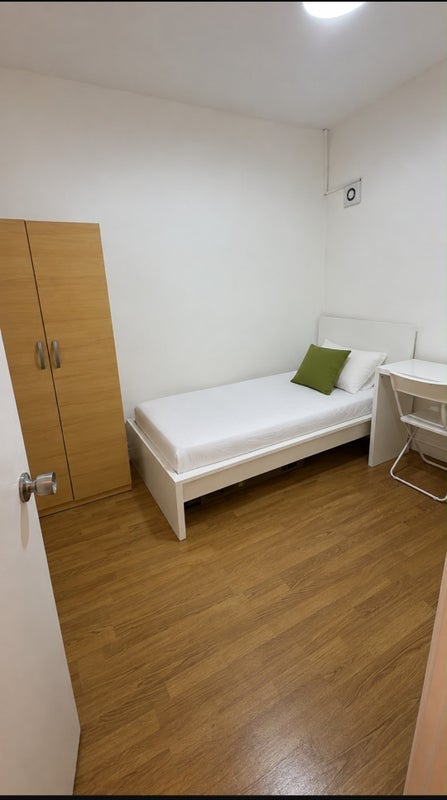Room Carlton Road in Greater London