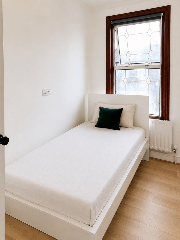 Room Carlton Road in Greater London