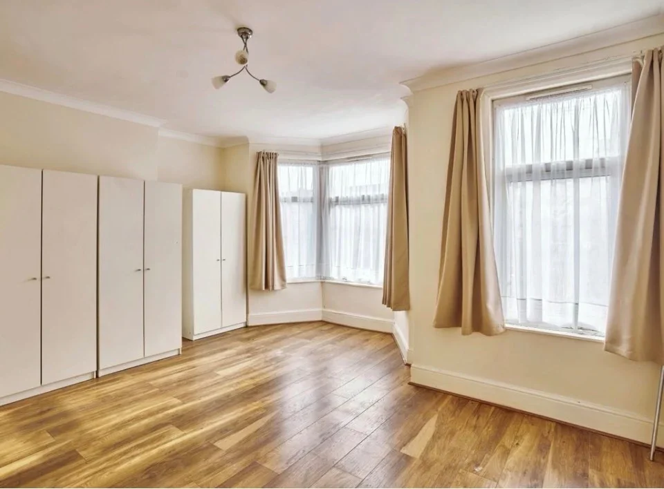 House Second Avenue in Greater London