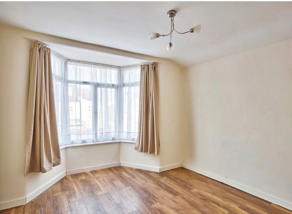 House Second Avenue in Greater London
