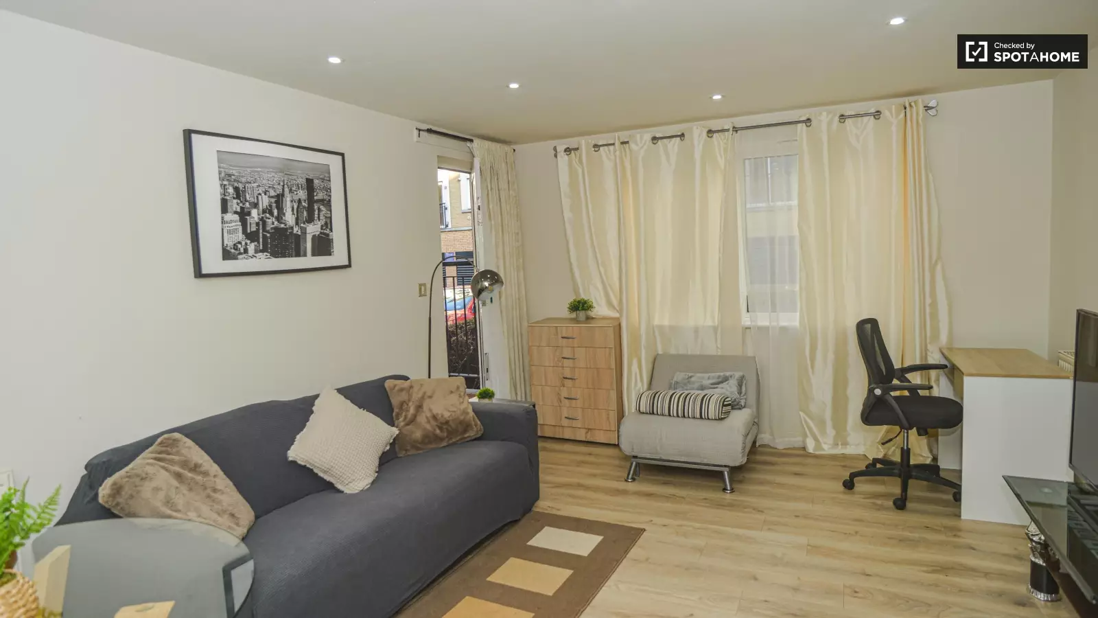 Flat Newport Avenue in Greater London