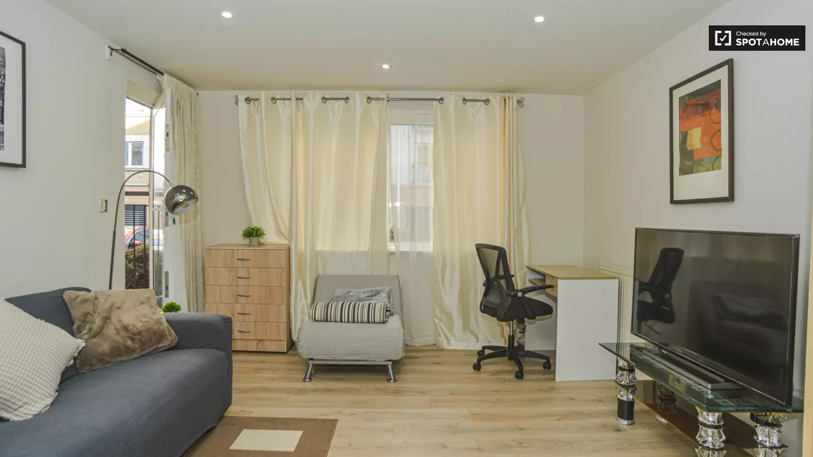 Flat Newport Avenue in Greater London
