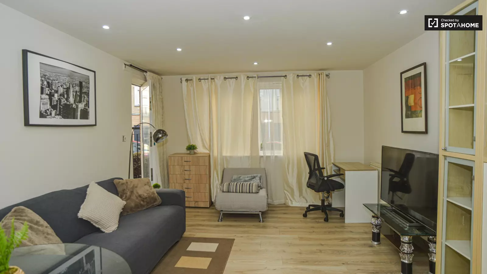 Flat Newport Avenue in Greater London