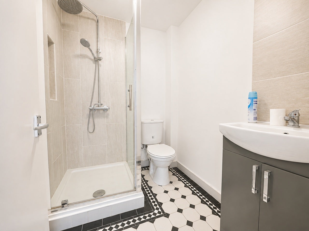 Flat Margery Park Road in Greater London