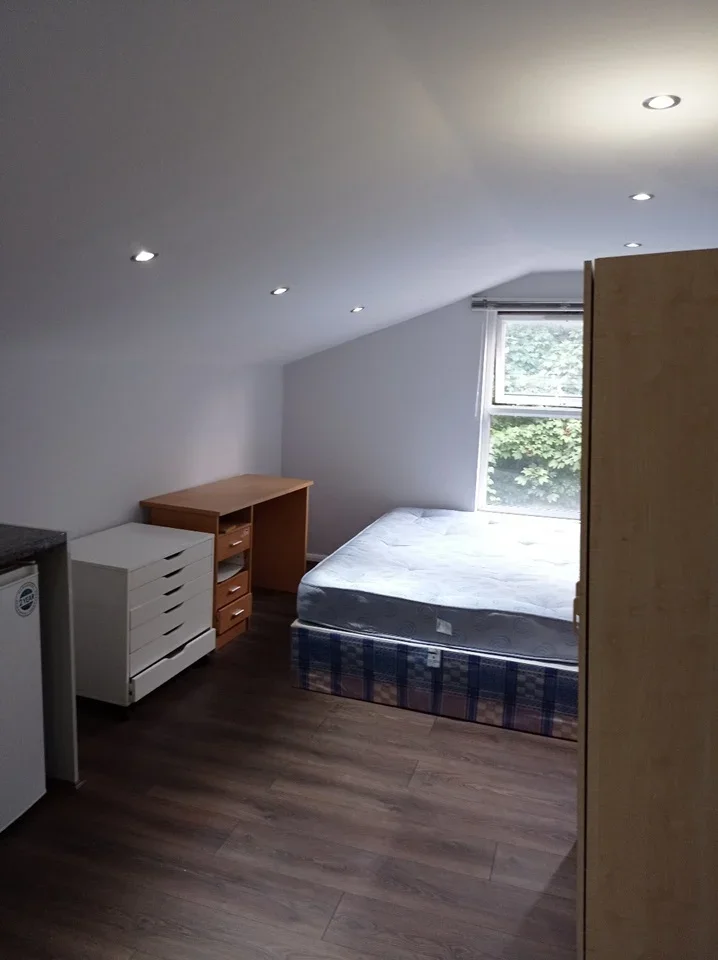 Flat Tapster Street in Greater London