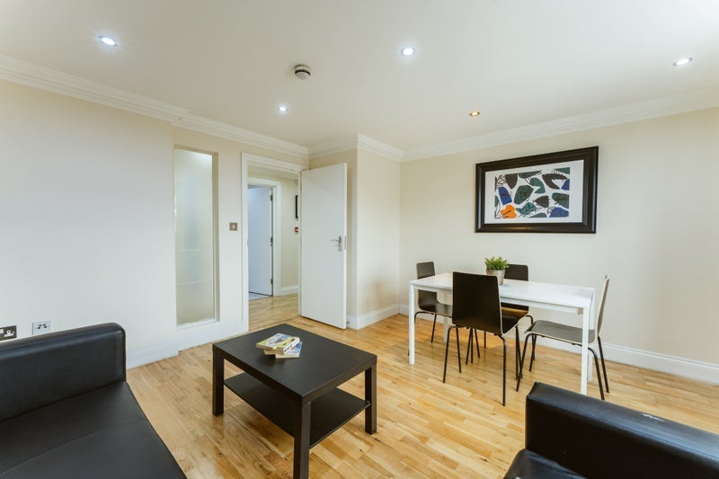 Flat Markfield Road in Greater London