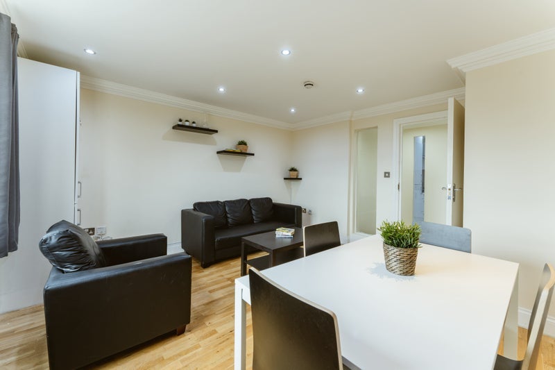 Flat Markfield Road in Greater London