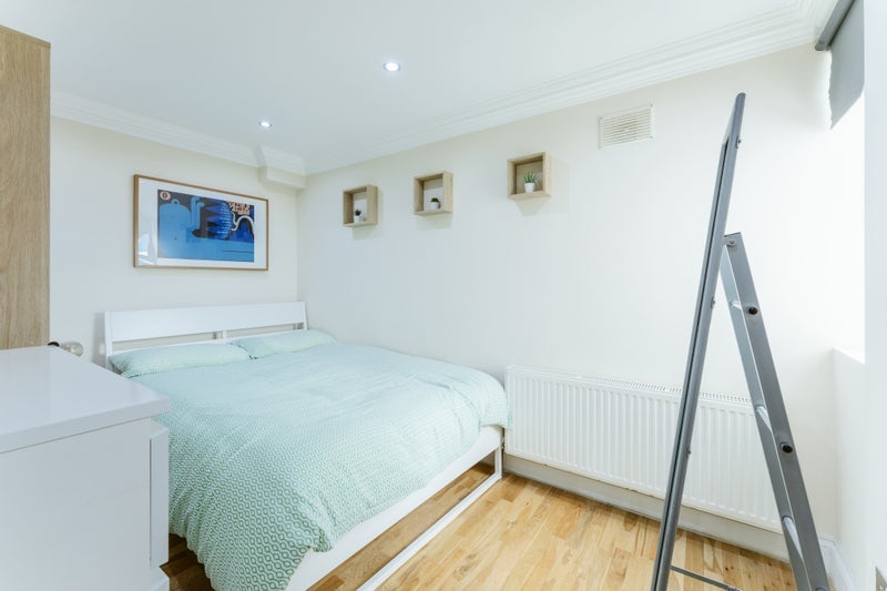 Flat Markfield Road in Greater London