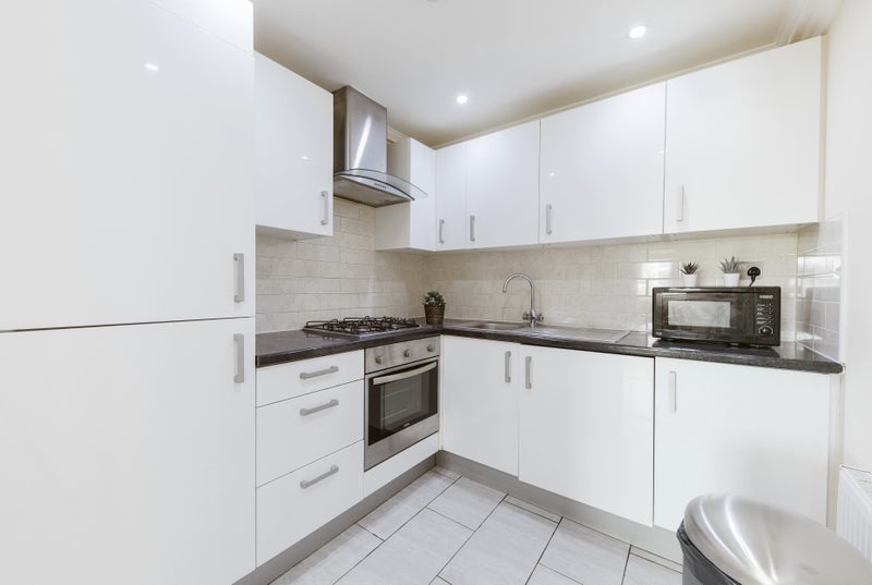 Flat Markfield Road in Greater London