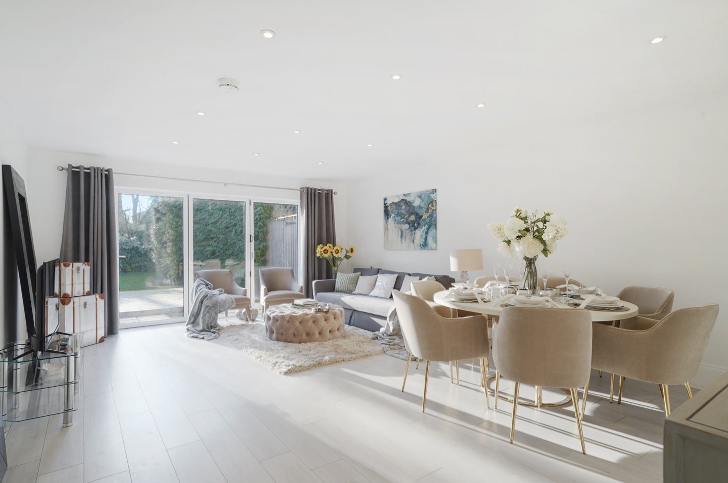 Flat Christchurch Avenue in Greater London