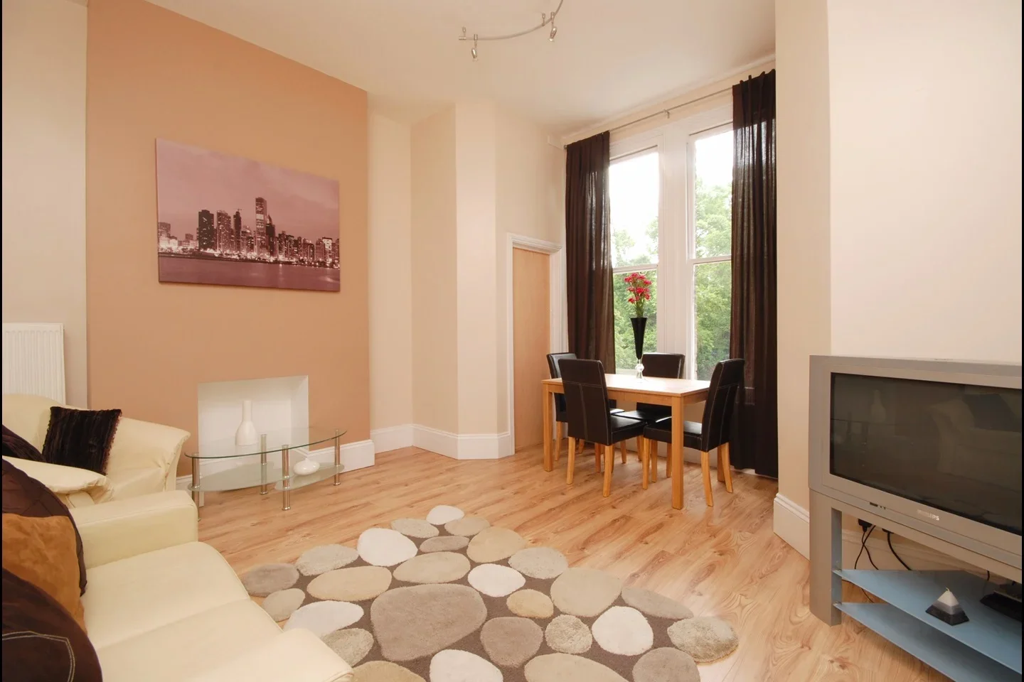 Flat Christchurch Avenue in Greater London