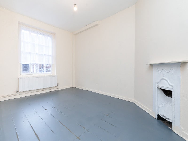 Room Atkins Road in Greater London