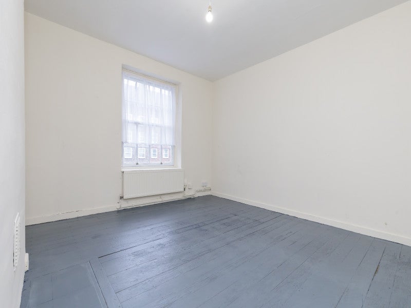 Room Atkins Road in Greater London