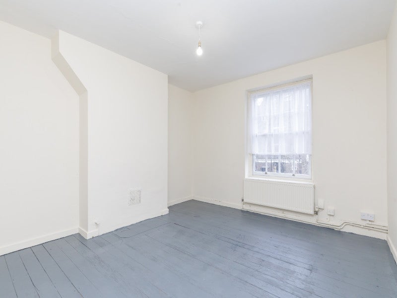 Room Atkins Road in Greater London