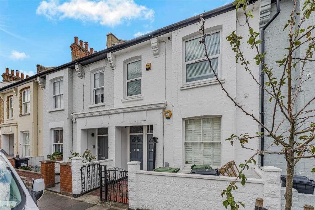 Flat Broughton Road in Greater London