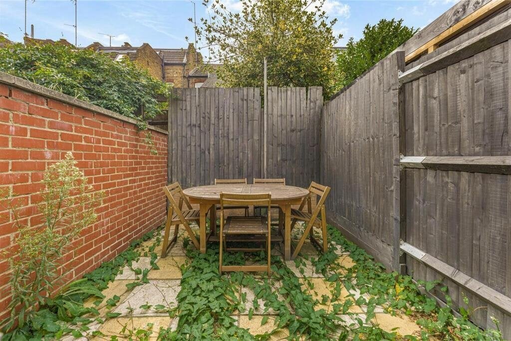 Flat Broughton Road in Greater London