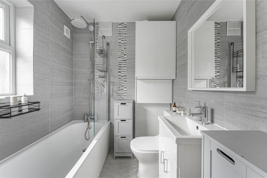 Flat Broughton Road in Greater London