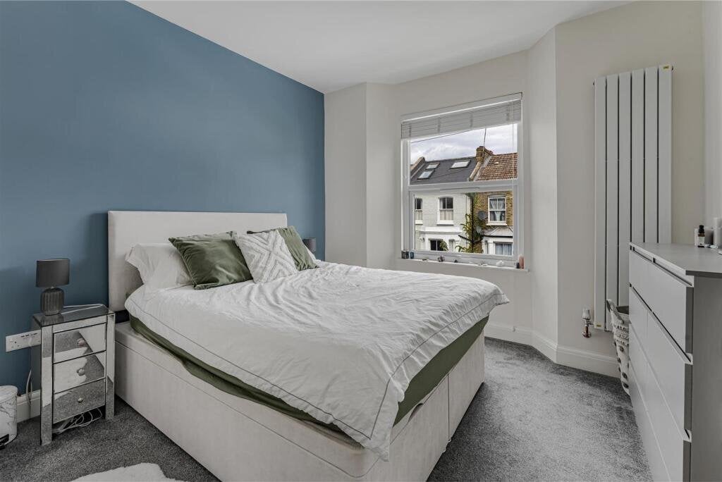 Flat Broughton Road in Greater London