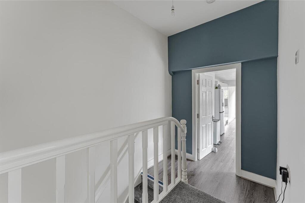 Flat Broughton Road in Greater London