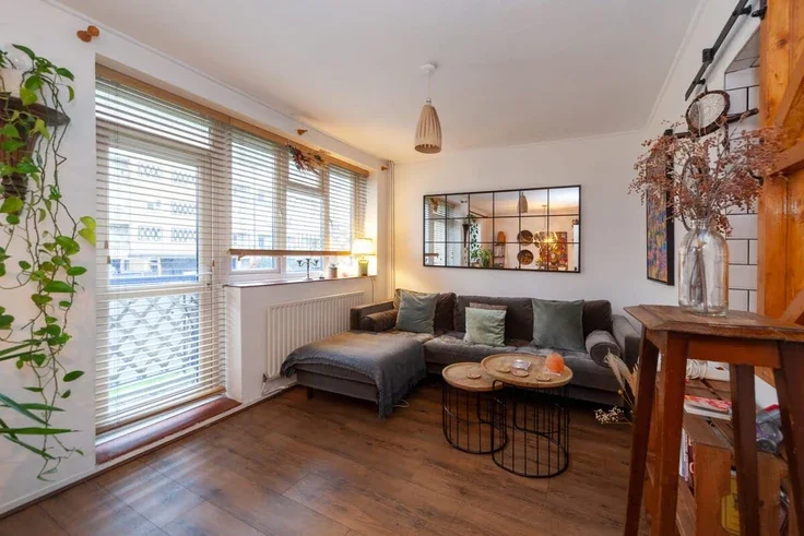 Flat Paragon Road in Greater London