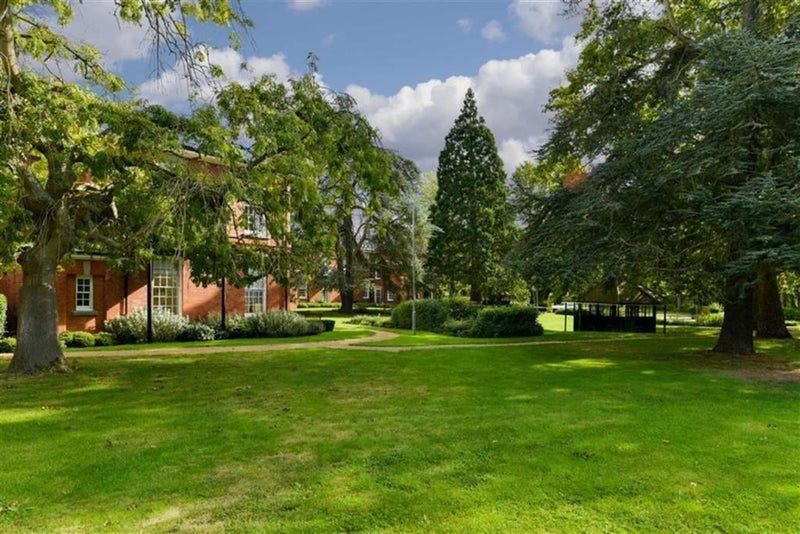 Flat Glanville Way in Epsom and Ewell