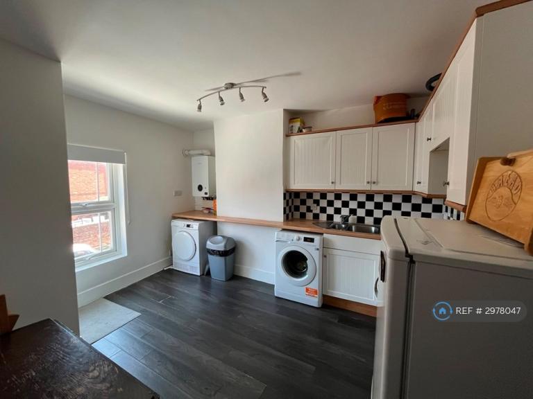 Flat Lansdowne Road in Tonbridge and Malling