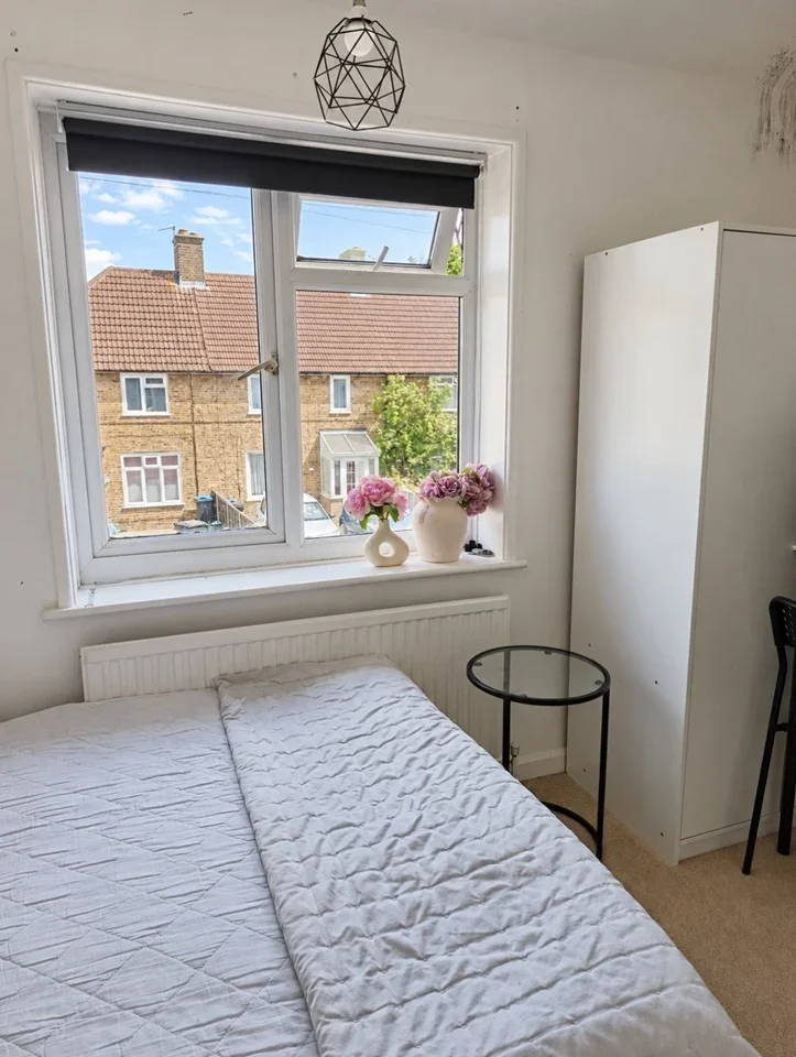 Room Easby Crescent in Greater London