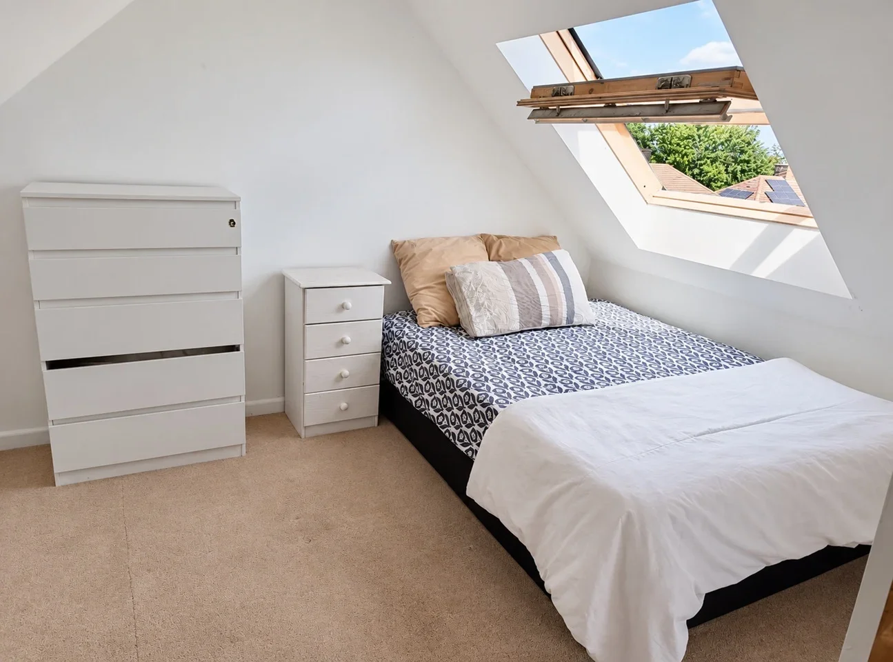 Room Easby Crescent in Greater London