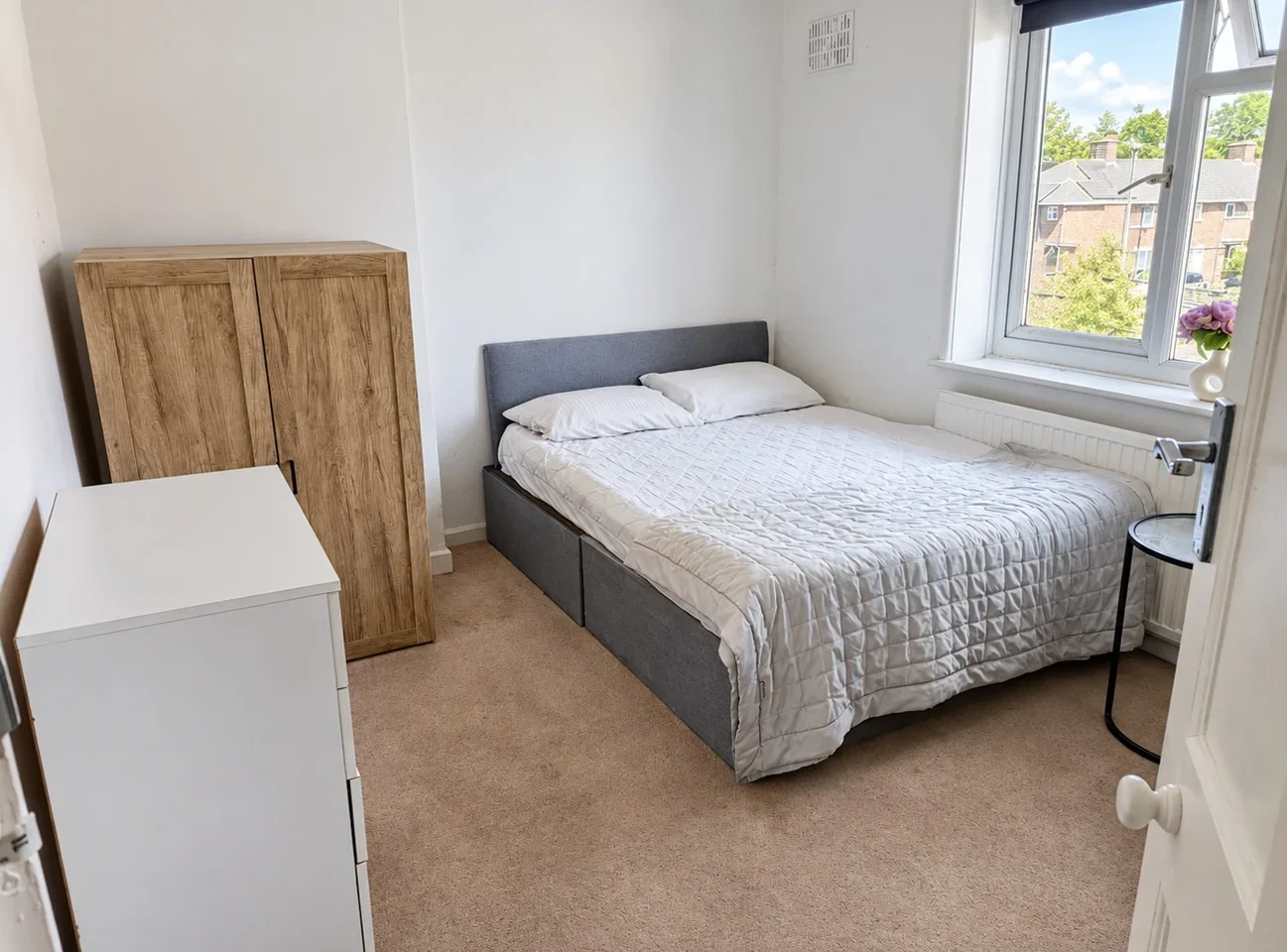Room Easby Crescent in Greater London