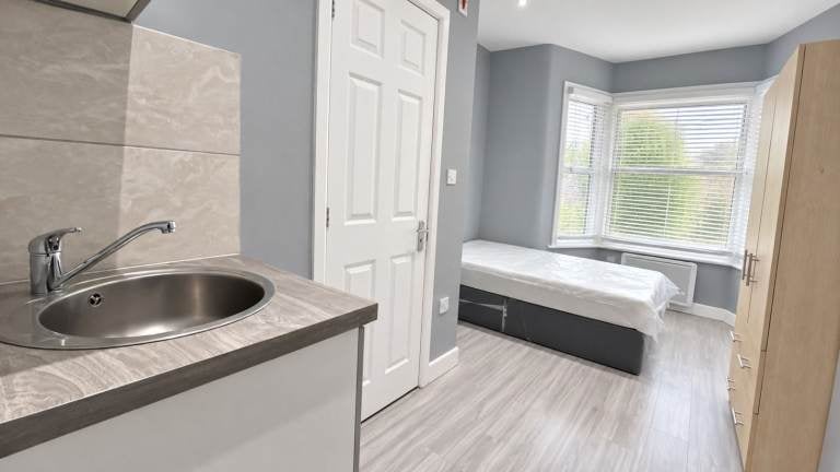 Flat Hazelbank Road in Greater London