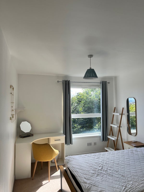 Room Firpark Close in Glasgow