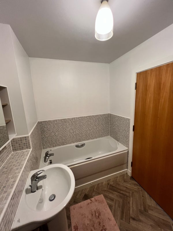 Room Firpark Close in Glasgow