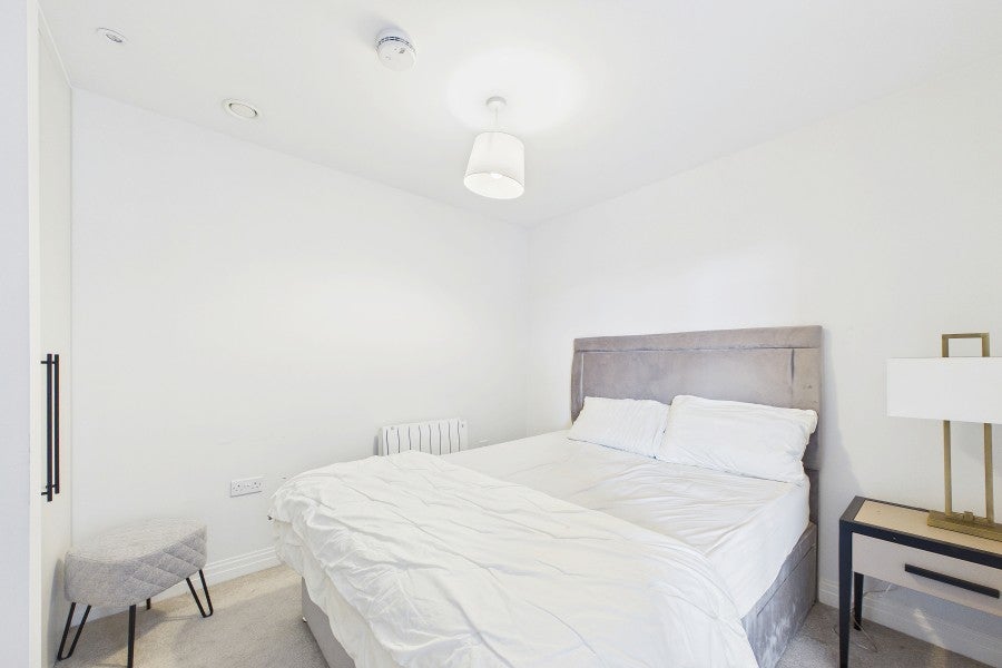 Flat Pembroke Broadway in Surrey Heath
