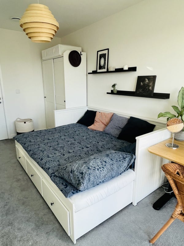 Room Bowen Drive in Greater London
