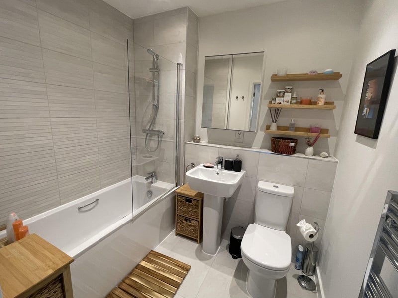 Room Bowen Drive in Greater London