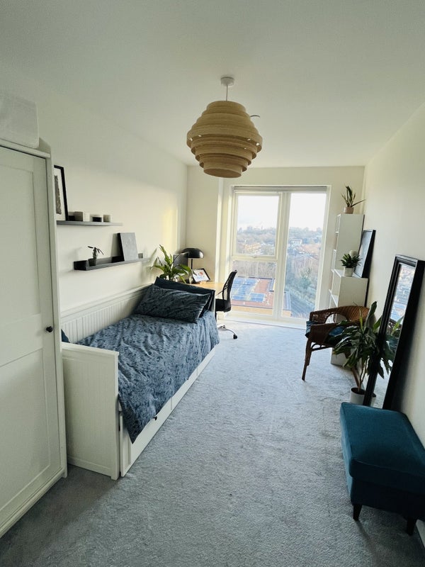 Room Bowen Drive in Greater London