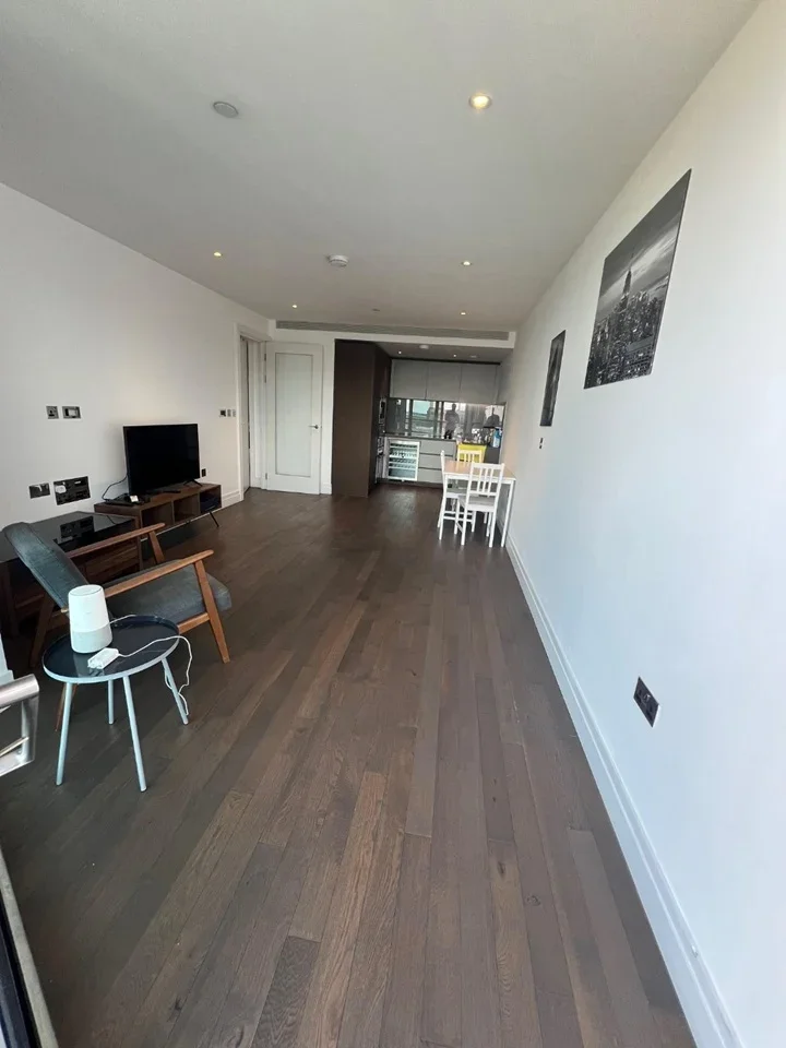 Flat Nine Elms Lane in Greater London