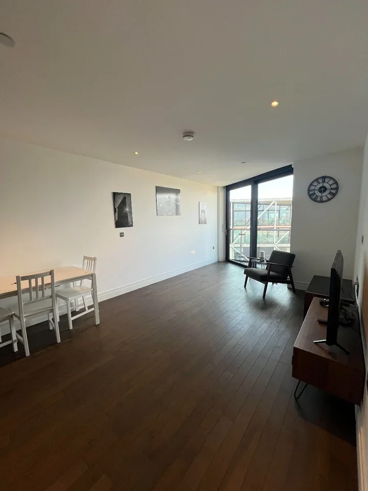 Flat Nine Elms Lane in Greater London