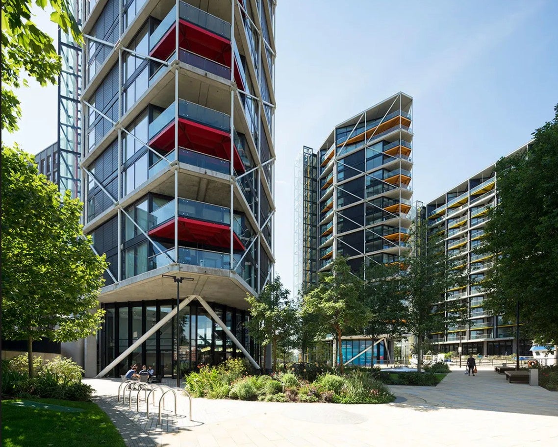 Flat Nine Elms Lane in Greater London