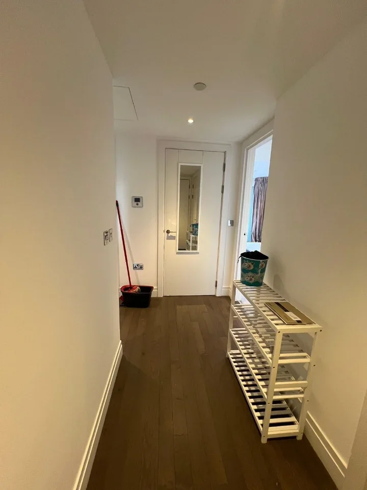 Flat Nine Elms Lane in Greater London