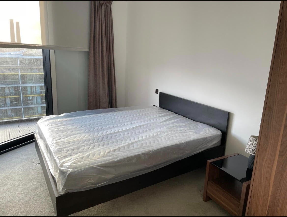 Flat Nine Elms Lane in Greater London