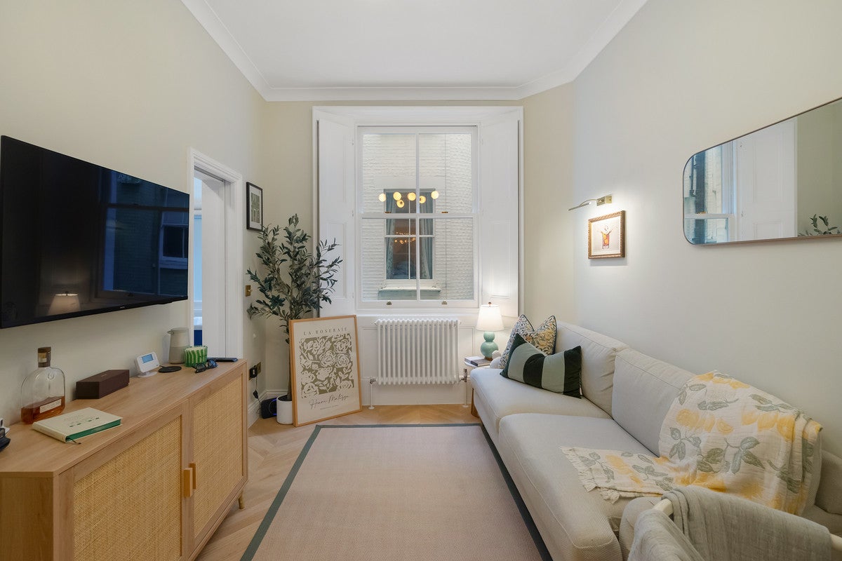 Flat De Vere Gardens in Greater London