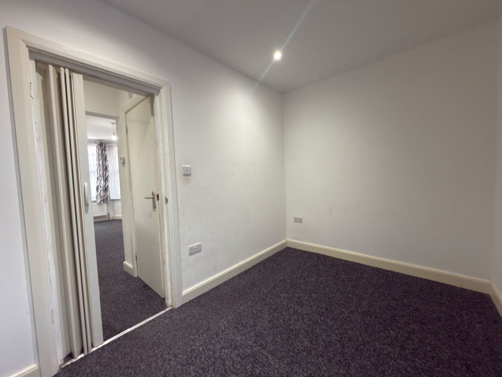 Flat Lansdowne Road in Greater London