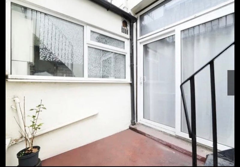 Room St George's Drive in City of Westminster