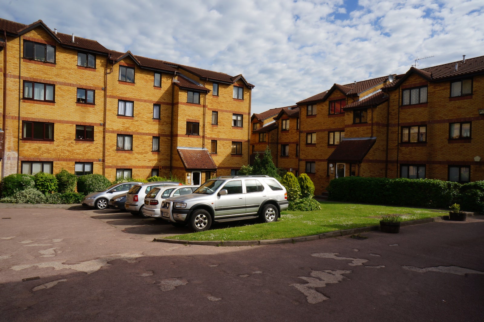 Flat Cornmow Drive in Greater London