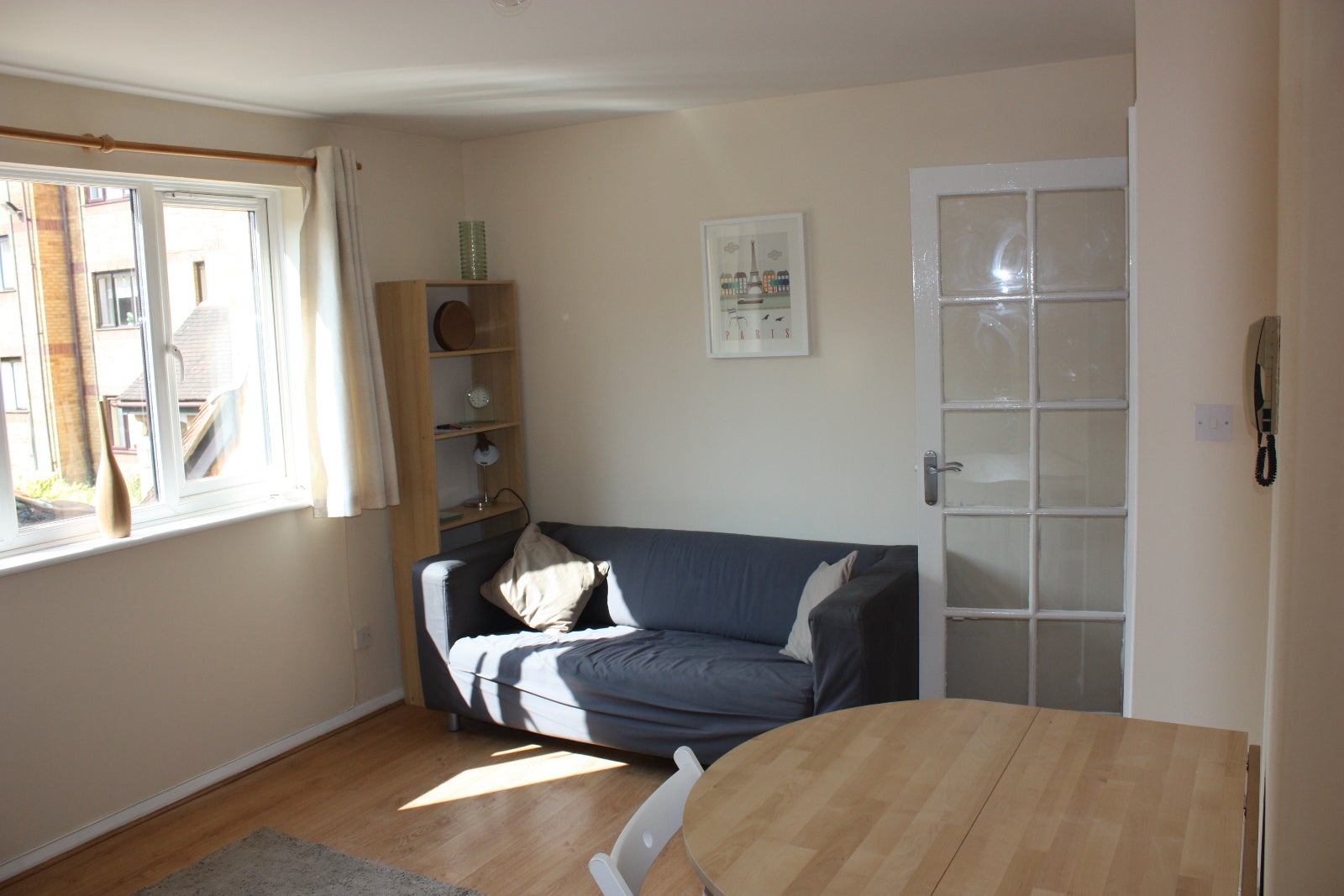 Flat Cornmow Drive in Greater London