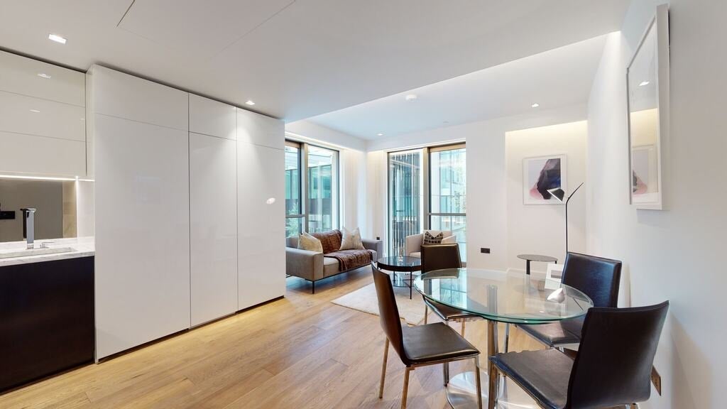 Flat Belvedere Road in Greater London