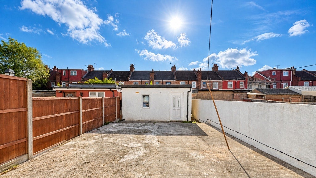 House Waverley Avenue in Greater London